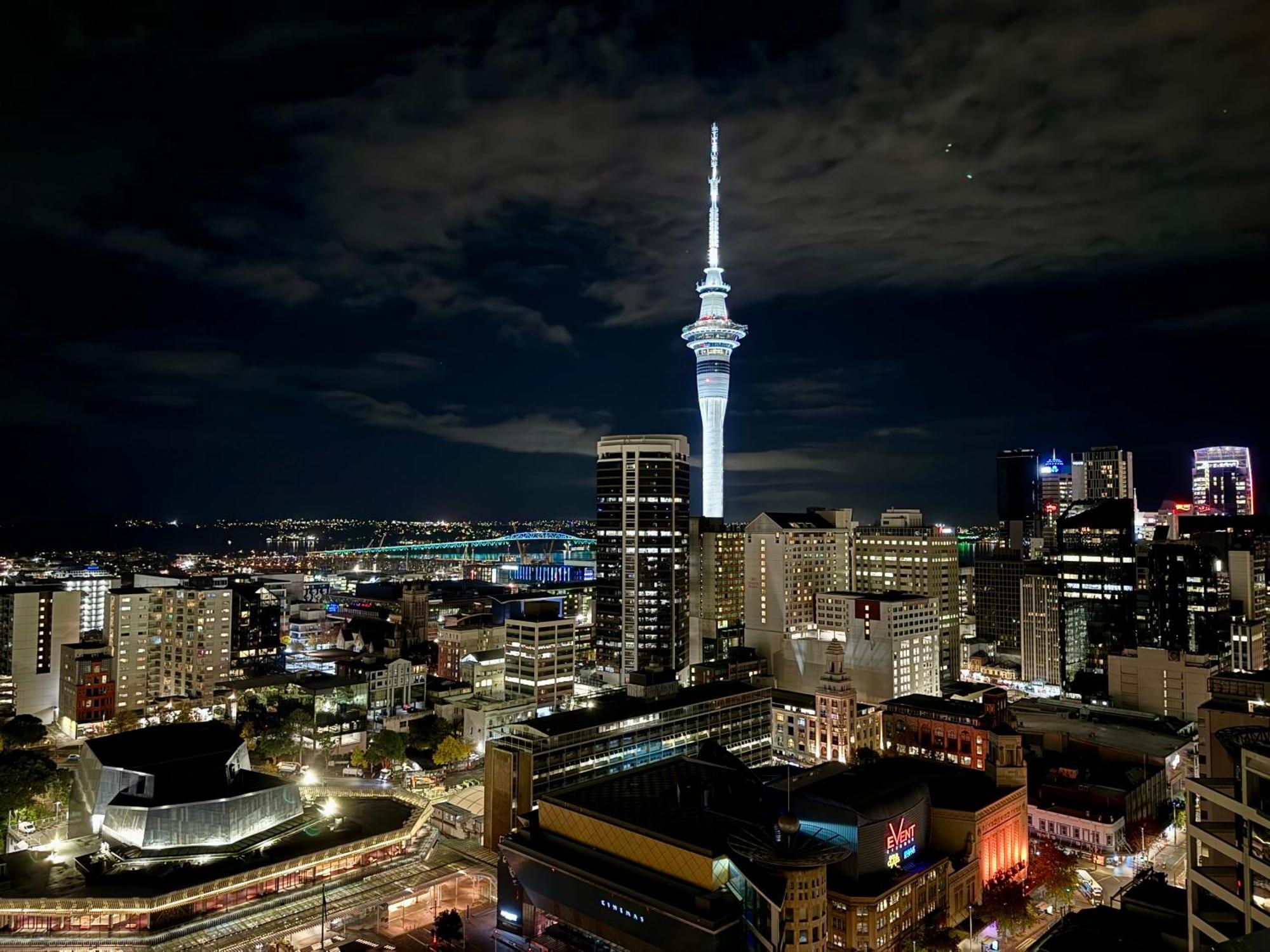 Skytower And City View 2 Bedroom Apartment On High Floor オークランド エクステリア 写真